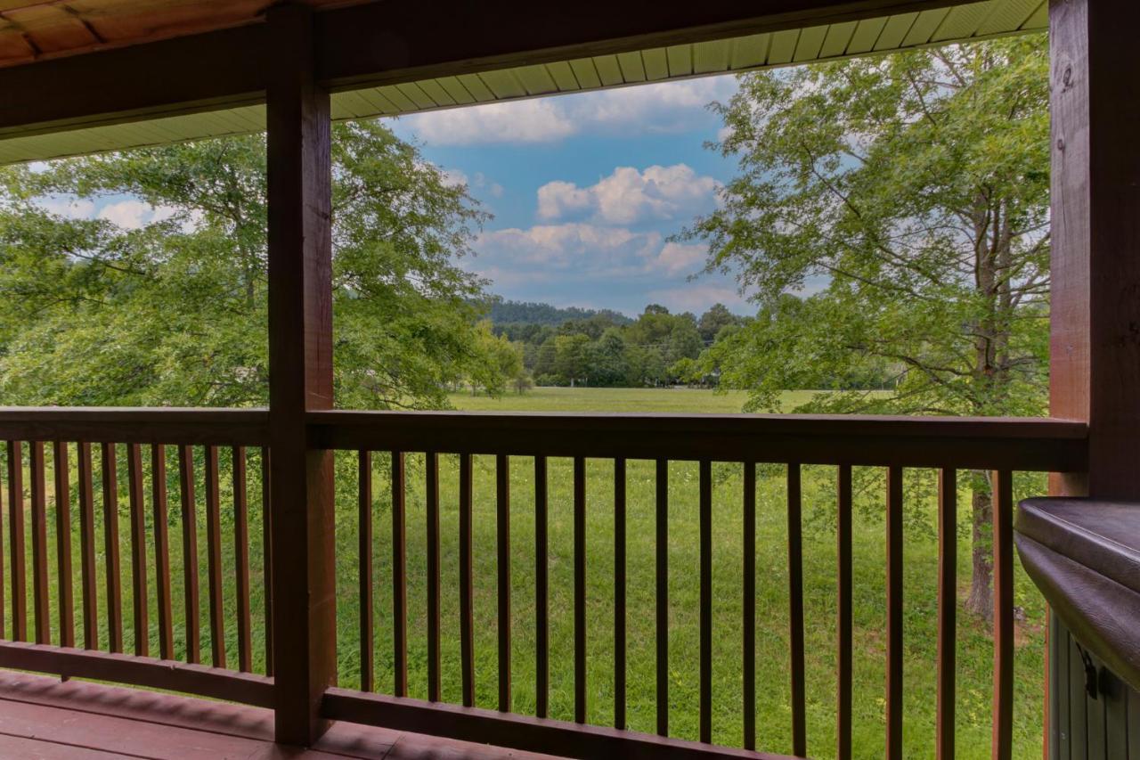3 Master Bedrooms - Sleeps 10 - Location - Game Room - Hot Tub Pigeon Forge Eksteriør bilde